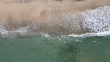 Sahildeki deniz dalgaları, kayalar ve beyaz kumlar, Koh Larn, Chonburi, Tayland