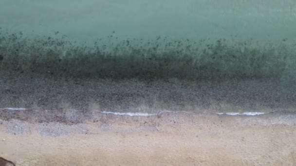 ビーチ 岩や白い砂 コラーン島 チョンブリ島 タイの海の波のトップビュー — ストック動画