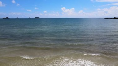 Gökyüzü ve arka planda dağlar olan Koh Chang plajının havadan görüntüsü.