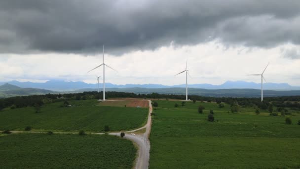 Molte Turbine Eoliche Produzione Energia Elettrica Sulle Praterie Con Montagne — Video Stock