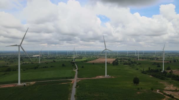 Många Vindkraftverk För Att Generera Gräsmarker Med Berg Och Himmel — Stockvideo