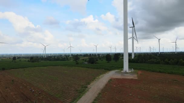 山や空を背景に草原で発電する風力発電機が多いタイ — ストック動画