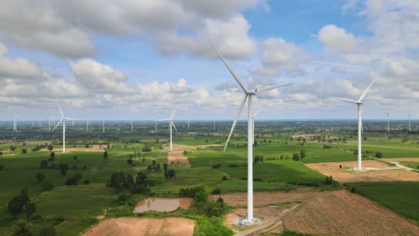 山や空を背景に草原で発電する風力発電機が多いタイ — ストック動画