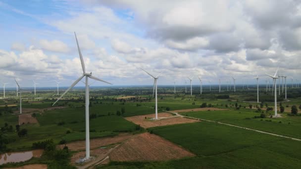 山や空を背景に草原で発電する風力発電機が多いタイ — ストック動画