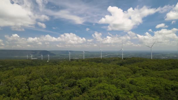 Wiele Turbin Wiatrowych Wytwarzania Energii Elektrycznej Łąkach Górami Niebem Jako — Wideo stockowe