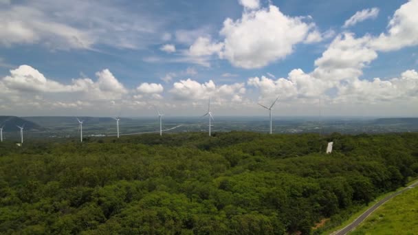 Wiele Turbin Wiatrowych Wytwarzania Energii Elektrycznej Łąkach Górami Niebem Jako — Wideo stockowe