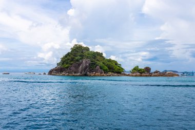 Koh Chang, Tayland 'da şnorkelle yüzmek için denizin ortasında küçük bir ada..