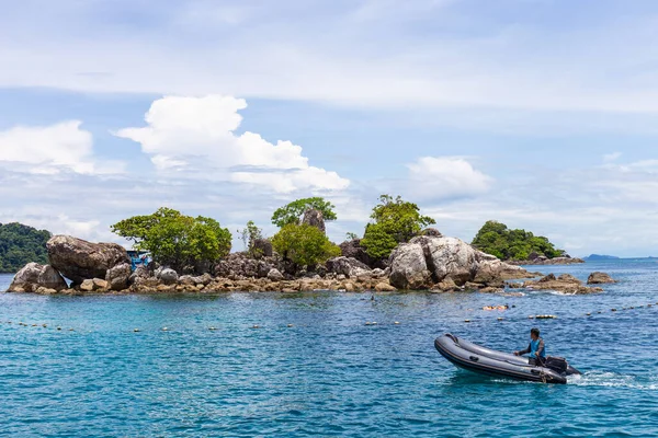 Koh Chang Tayland Şnorkelle Yüzmek Için Denizin Ortasında Küçük Bir — Stok fotoğraf
