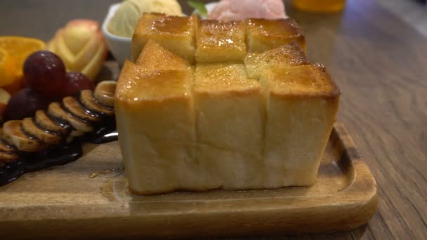 Pâine Prăjită Miere Este Placă Lemn Masă Mere Kiwi Înghețată — Videoclip de stoc