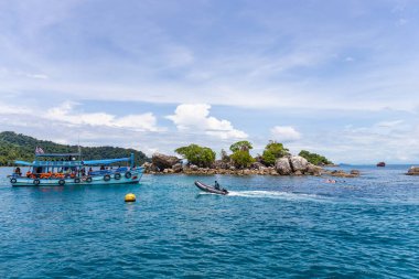 KOH CHANG, THAILAND - 6 Eylül 2020: Ulusal Park Mu Ko Chang yolcu gemisi, Tayland 'ın Koh Chang şehrinde şnorkelle yüzmek için denizin ortasındaki küçük bir adaya turistleri götürecek..