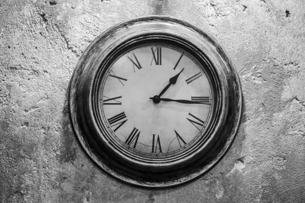 Ancient Clock Old Cement Wall Background Black White — Stock Photo, Image