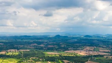 Tayland kırsalında dağ manzarası ve yağmur bulutu zamanı.