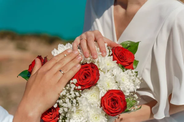 Руки Жениха Невесты Обручальными Кольцами Букете Невесты — стоковое фото
