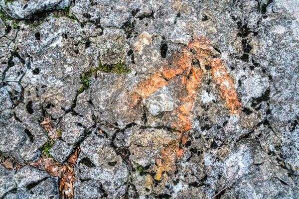 Sentier Randonnée Une Route Grise Rocheuse Montée Avec Une Flèche — Photo