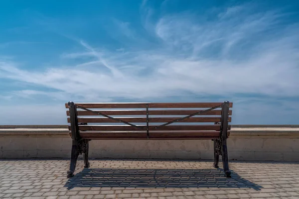 Eine Leere Bank Vor Blauem Himmel Und Wolken Park Steht — Stockfoto