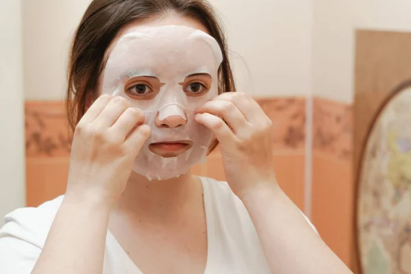 Uma Menina Alegre Engraçada Brincando Sorrindo Uma Máscara Facial Hidratante — Fotografia de Stock