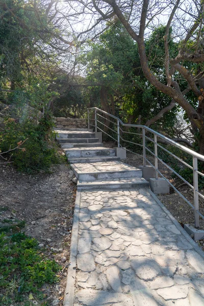 Una nueva escalera de piedra de 800 escalones a Jasper Beach, construida en la primavera de 2020. La reserva en el Mar Negro. Cabo Fiolent, península de Crimea. Brillante soleado día de primavera, tranquilo mar azul cristalino. El — Foto de Stock
