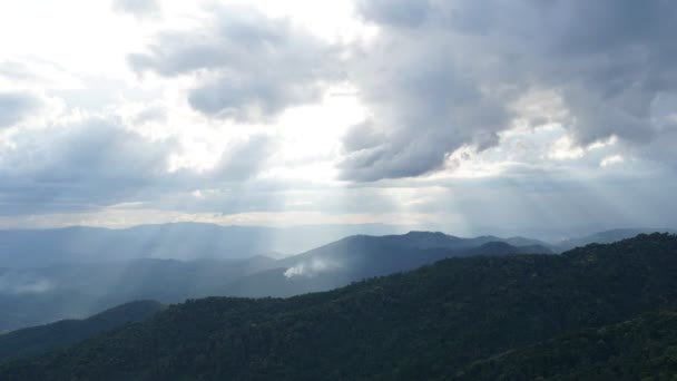 Timelapse Nube Movimiento Luz Del Rayo Del Sol Sobre Montaña — Vídeos de Stock
