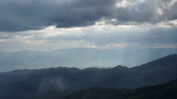 Timelapse Nube Movimiento Luz Del Rayo Del Sol Sobre Montaña — Vídeos de Stock