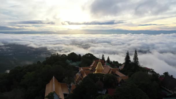 Pemandangan Udara Wat Phra Kuil Doi Suthep Awan Dengan Matahari — Stok Video