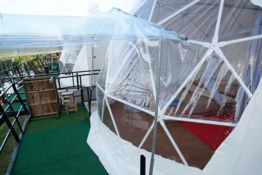 Asya 'da Jeodezik Kubbe' ye yakın kamp çadırları.