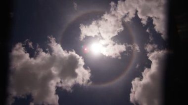 Mavi gökyüzünde Güneş Halesi ve Bulut hareketi.