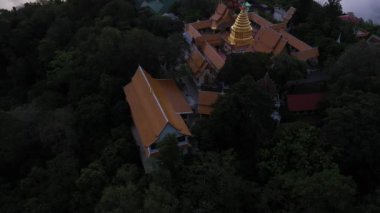Wat Phra 'daki hava manzarasına göre Doi Suthep tapınağı Chiangmai, Tayland' da gün doğumuyla birlikte bulutların üzerinde..