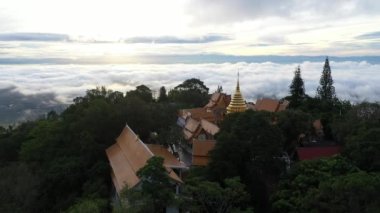 Wat Phra 'daki hava manzarasına göre Doi Suthep tapınağı Chiangmai, Tayland' da gün doğumuyla birlikte bulutların üzerinde..