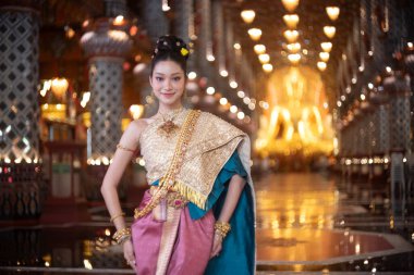 Tayland, Chiang Mai 'de eski bir tapınakta eski Tayland kostümlü güzel bir Asyalı kadın..