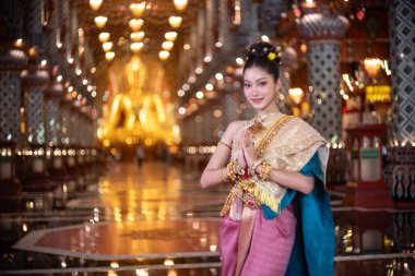 Tayland, Chiang Mai 'de eski bir tapınakta eski Tayland kostümlü güzel bir Asyalı kadın..