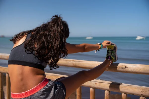 Молодая Девушка Стреляет Палку Пляже Спортивной Одежде Лицензионные Стоковые Фото