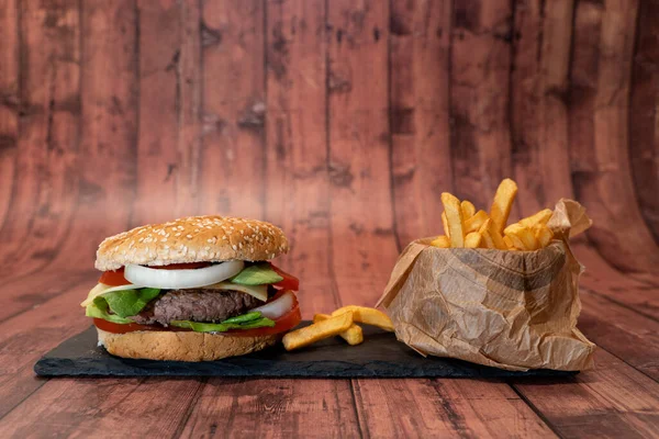 Burger Fait Main Avec Frites Sur Fond Bois Images De Stock Libres De Droits