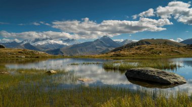 Göl yüksek dağlarda, göldeki dağların yansımasıyla..