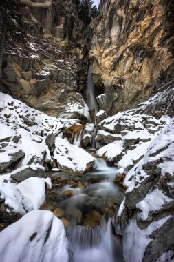 Nehirden akan karla kaplı arazi