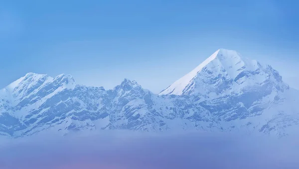 Schneebedeckte Berge Mit Seewolken Über Der Stadt — Stockfoto