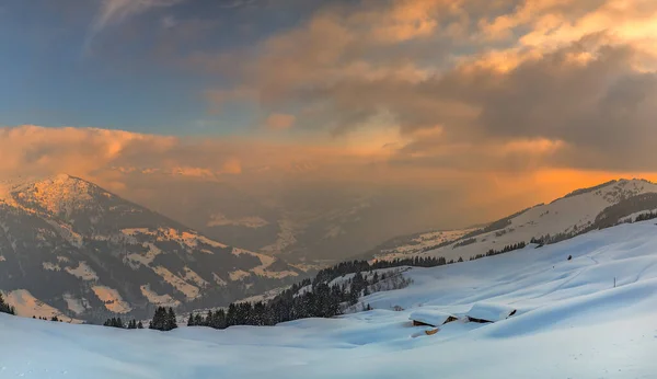 Verschneite Landschaft Mit Haus Schnee Begraben Bei Sonnenuntergang Mit Gefrorenem — Stockfoto