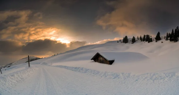 Snowy Krajobraz Domu Pochowany Śniegu Podczas Zachodu Słońca Zamarzniętą Ścieżką — Zdjęcie stockowe