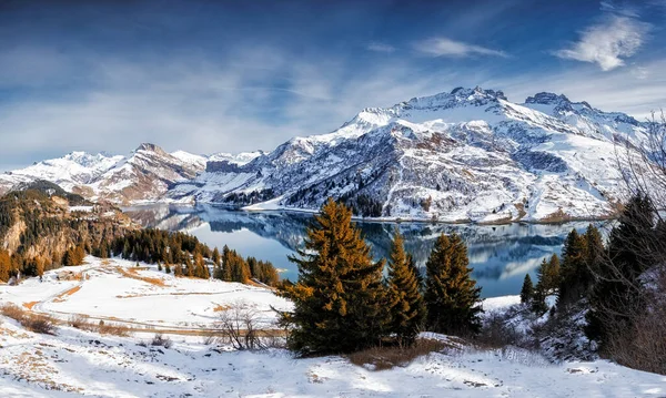 Schneelandschaft Winter Mit Bäumen Und Schneebedeckten Bergen — Stockfoto