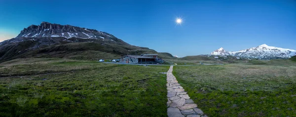 Prado Alpino Verde Com Caminho Para Uma Cabana Nas Montanhas — Fotografia de Stock
