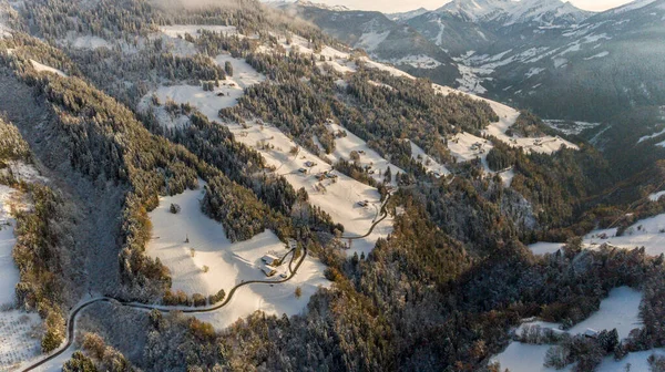Χιονοδρομικό Κέντρο Και Χωριό Καλυμμένο Χιόνι Στις Άλπεις — Φωτογραφία Αρχείου
