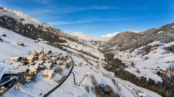Skigebiet Und Dorf Den Alpen Schneebedeckt — Stockfoto