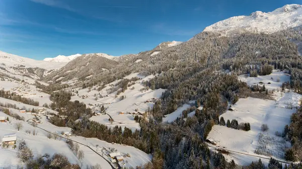 Ośrodek Narciarski Wieś Pokryta Śniegiem Alpach — Zdjęcie stockowe