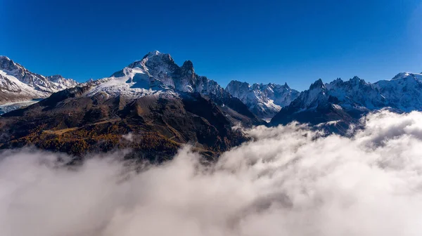 Облака Идущие Долину Горным Хребтом Заднем Плане Снятые Беспилотника Альпах — стоковое фото