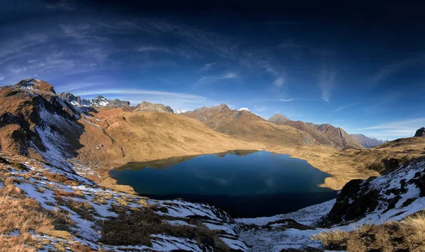 Lac Avec Des Montagnes Qui Entourent Dans Les Alpes — Photo