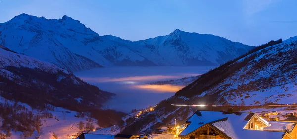 Skigebiet Mit Seewolken Und Großen Bergen Hintergrund — Stockfoto