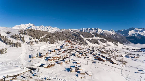 Verschneiter Ferienort Den Französischen Alpen Von Einer Drohne Gefilmt — Stockfoto
