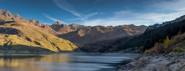 Lago Altas Montanhas Com Reflexo Das Montanhas Lago Imagens Royalty-Free