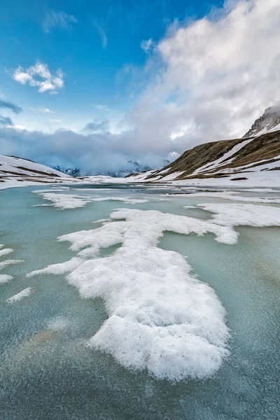 Pedaço Gelo Flutuar Num Lago Congelado Nos Alpes Imagem De Stock