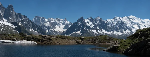 Pessoas Caminhando Fazendo Trekking Por Lago Nas Montanhas Com Geleira Imagens Royalty-Free