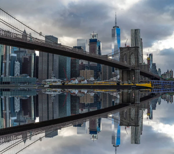 Brooklyn Bridge Nova York Com Reflexo Arranha Céus Tamisa — Fotografia de Stock